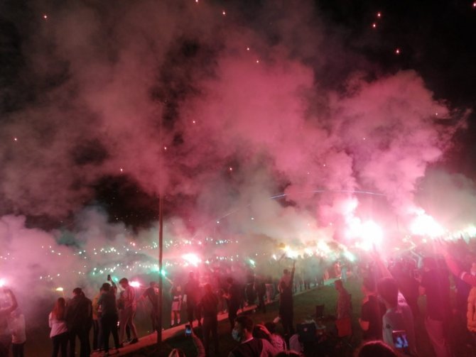 Bursaspor Taraftarı, Kulübün Kuruluş Yıl Dönümünü Meşalelerle Kutladı