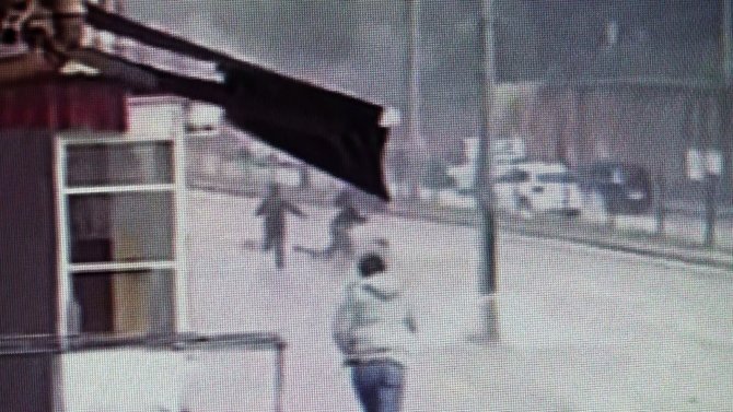 Sel Sularına Kapılan Adamı Gençler Kurtardı: O Anlar Kamerada