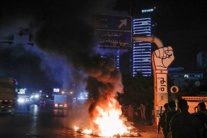 Dolar Hesaplarından Para Çekemeyen Lübnanlılar, Bankaları Protesto Etti