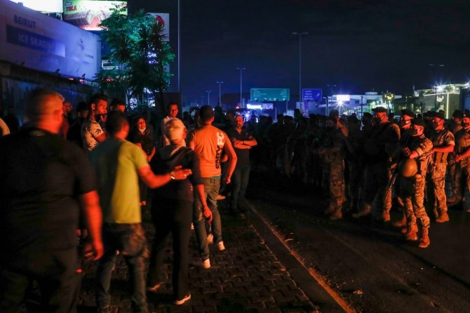 Dolar Hesaplarından Para Çekemeyen Lübnanlılar, Bankaları Protesto Etti