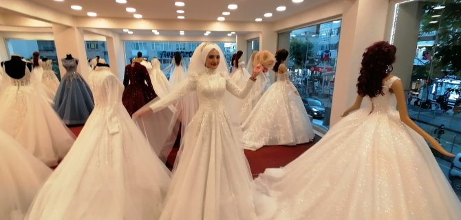 Modacıdan Sağlık Çalışanlarına Gelinlik Jesti