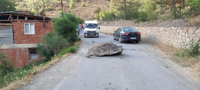 Artvin’in Yusufeli İlçesinde Yol İnşaatı Sırasında Yapılan Patlatmada Facianın Eşiğinden Dönüldü