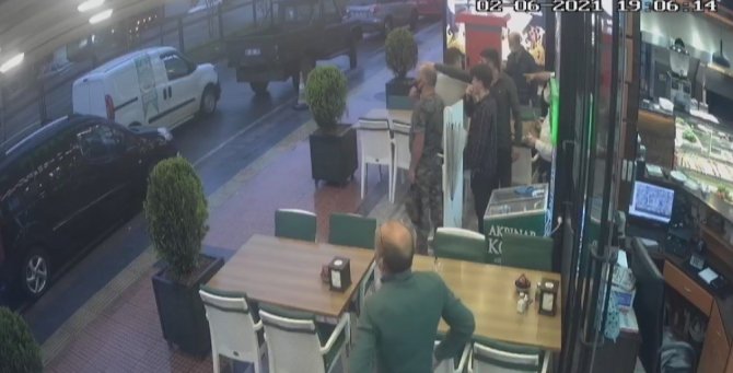 Karşı Kaldırımdaki Ağaca Yıldırım Düşünce Neye Uğradıklarını Şaşırdılar