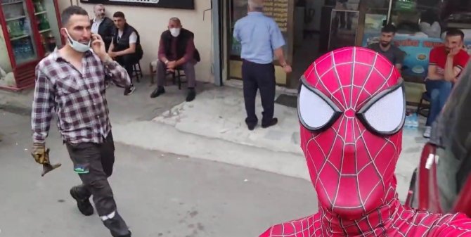 Örümcek Adam Memleketine Geldi, Şivesiyle Görenleri Güldürdü