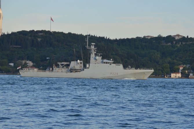 İ̇ngiliz Savaş Gemisi ’Hms Trent’ İ̇stanbul Boğazı’ndan Geçti