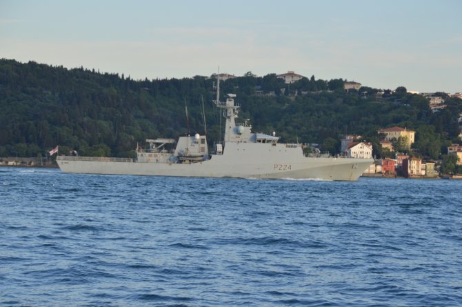İ̇ngiliz Savaş Gemisi ’Hms Trent’ İ̇stanbul Boğazı’ndan Geçti
