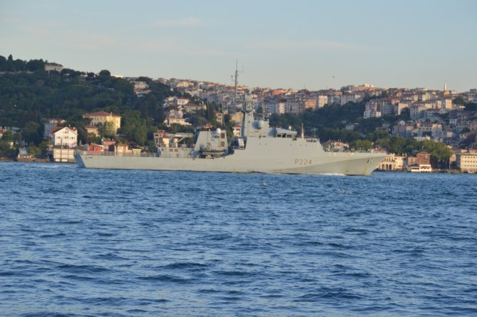 İ̇ngiliz Savaş Gemisi ’Hms Trent’ İ̇stanbul Boğazı’ndan Geçti