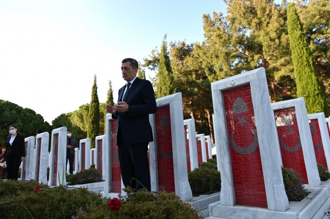 Milli Eğitim Bakanı Selçuk, Çanakkale Şehitler Abidesi’ni Ziyaret Etti