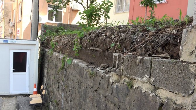 Giresun’da Şiddetli Yağmur Sonrası Bahçe Duvarı Yıkıldı