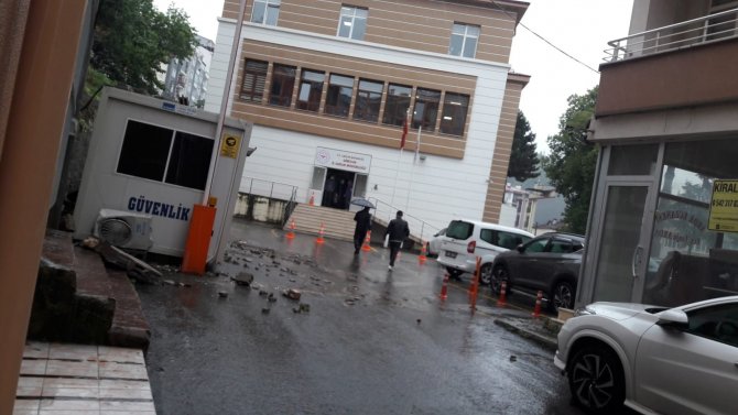 Giresun’da Şiddetli Yağmur Sonrası Bahçe Duvarı Yıkıldı