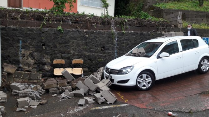 Giresun’da Şiddetli Yağmur Sonrası Bahçe Duvarı Yıkıldı