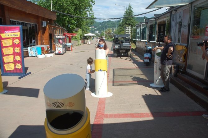 Rize Sahilinde Gezenlere ‘Dezenfektan’ Kullanma Zorunluluğu