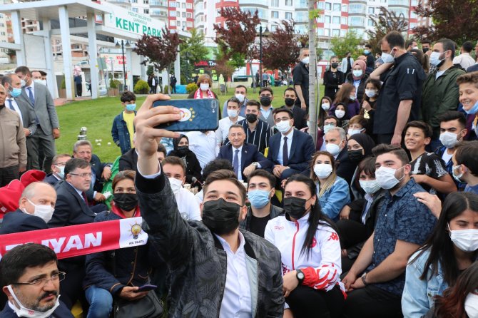 Cumhurbaşkanı Yardımcısı Oktay, Gençlerle Sohbet Edip Çay İçti
