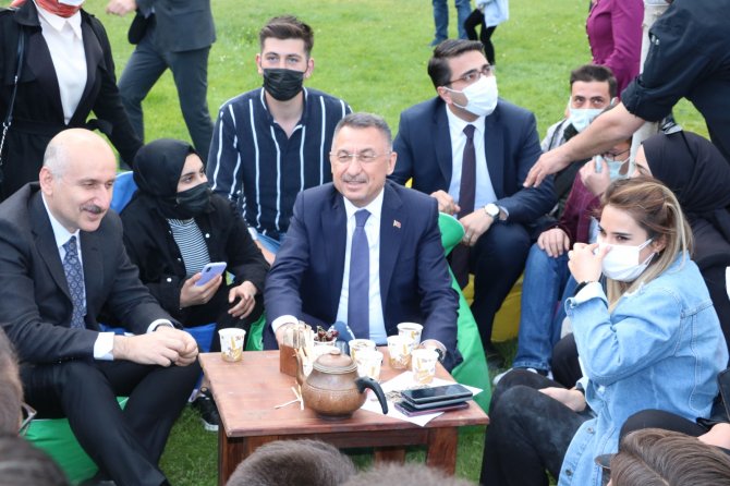 Cumhurbaşkanı Yardımcısı Oktay, Gençlerle Sohbet Edip Çay İçti