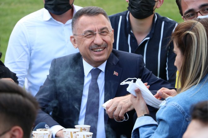 Cumhurbaşkanı Yardımcısı Oktay, Gençlerle Sohbet Edip Çay İçti