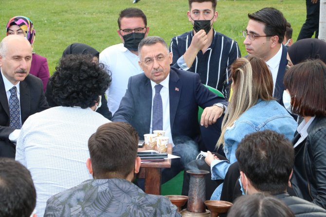 Cumhurbaşkanı Yardımcısı Oktay, Gençlerle Sohbet Edip Çay İçti