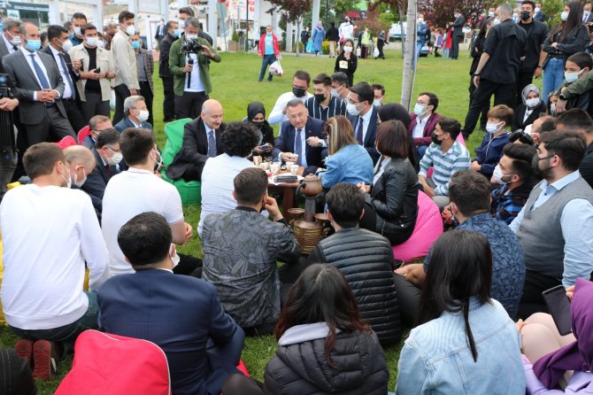 Cumhurbaşkanı Yardımcısı Oktay, Gençlerle Sohbet Edip Çay İçti