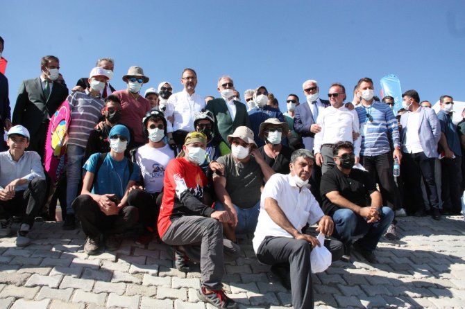 Diyarbakır’daki Pir Aziz Parkı, Yamaç Paraşütü Ve Uçurtma Festivaliyle Açıldı