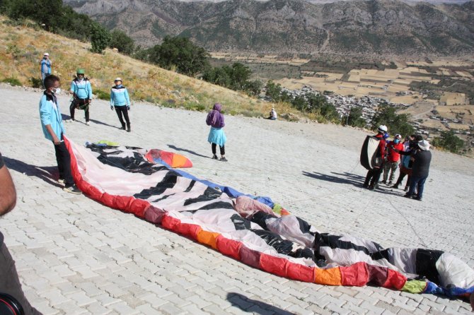 Diyarbakır’daki Pir Aziz Parkı, Yamaç Paraşütü Ve Uçurtma Festivaliyle Açıldı