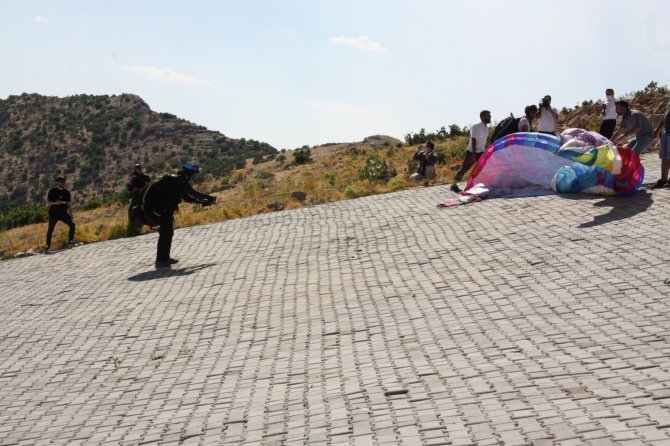 Diyarbakır’daki Pir Aziz Parkı, Yamaç Paraşütü Ve Uçurtma Festivaliyle Açıldı