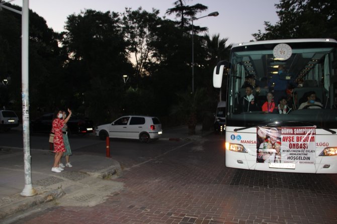 Dünya Şampiyonu Cimnastikçiye Memleketinde Görkemli Karşılama