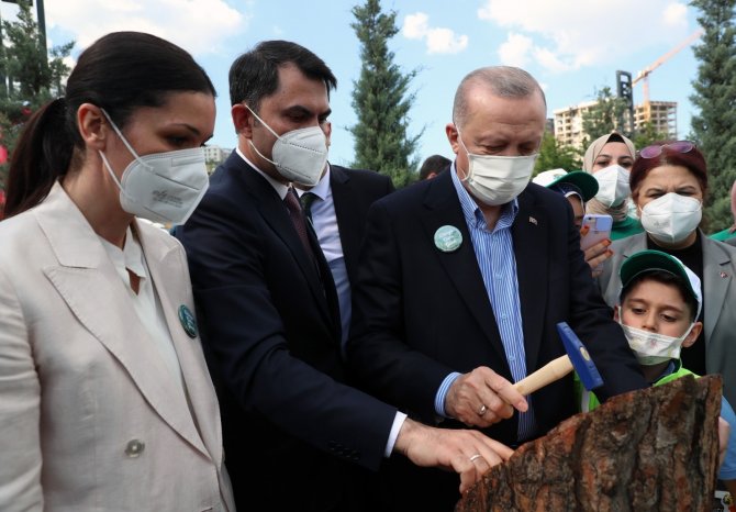 Bakan Kurum’un Zorlu Görevi: Minik Çevre Müfettişinin Ayakkabısındaki Çamurları Temizledi