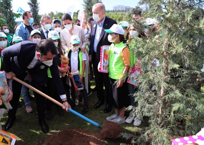 Bakan Kurum’un Zorlu Görevi: Minik Çevre Müfettişinin Ayakkabısındaki Çamurları Temizledi