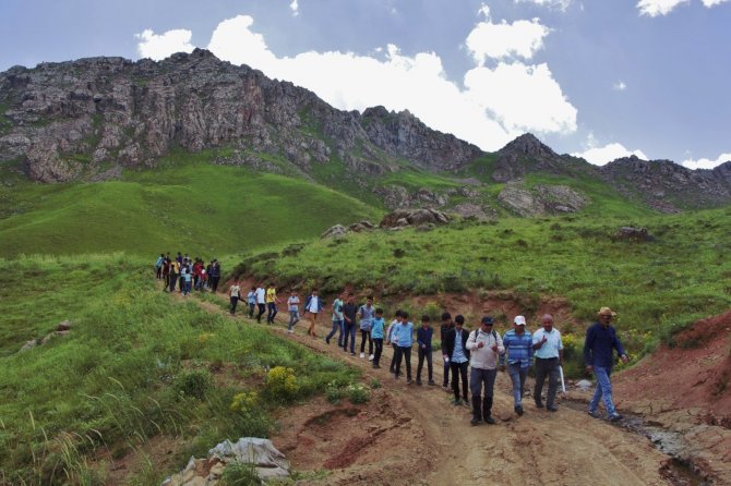 Hakkarili Gençlerden Doğa Yürüyüşü