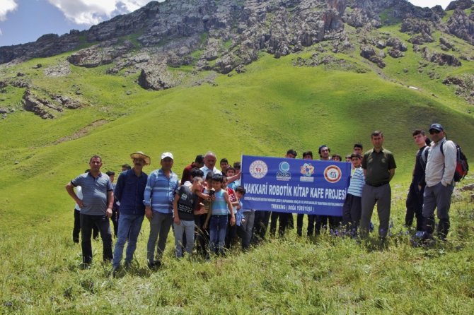 Hakkarili Gençlerden Doğa Yürüyüşü