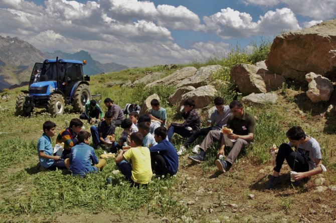 Hakkarili Gençlerden Doğa Yürüyüşü