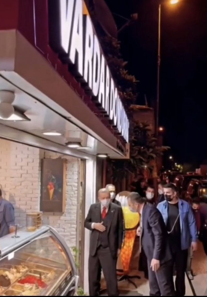 Cumhurbaşkanı Erdoğan, Beylerbeyi’nde Dondurmacıya Uğradı