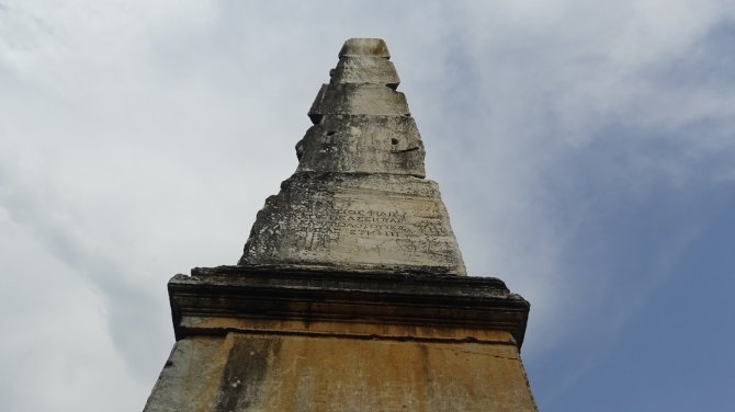 Roma Dönemine Ait 12 Metre Yüksekliğinde Anıt Mezar 2 Bin Yıldır Ayakta