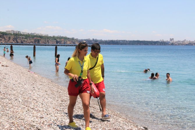 Dünyaca Ünlü Sahilin Tek Kadın Cankurtaranı Vatandaşların Su Üzerindeki Her Adımını İzliyor