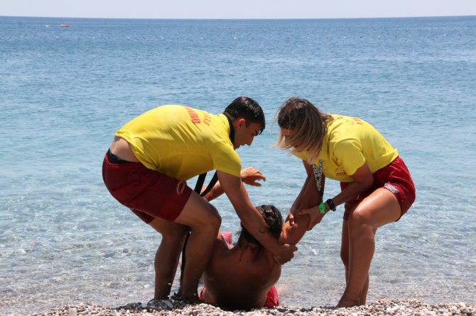 Dünyaca Ünlü Sahilin Tek Kadın Cankurtaranı Vatandaşların Su Üzerindeki Her Adımını İzliyor