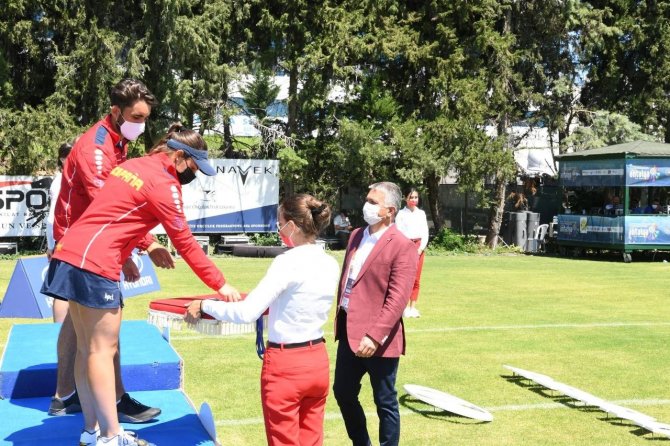 Dereceye Giren Okçulara Ödülleri Vali Yazıcı Tarafından Verildi