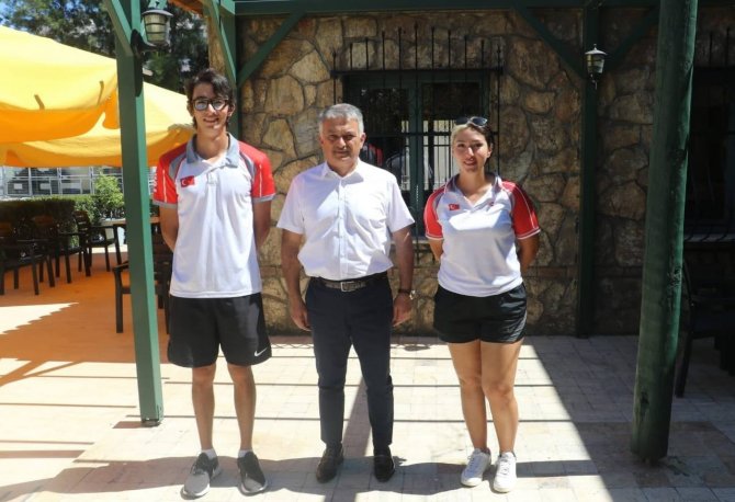 Dereceye Giren Okçulara Ödülleri Vali Yazıcı Tarafından Verildi