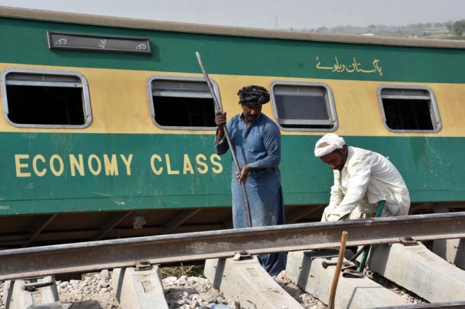 Pakistan’da İki Yolcu Treni Çarpıştı: 30 Ölü, 50 Yaralı