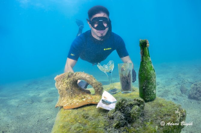 Antalya’da Denizin Altından Çıkan Çöpler, ’Denizkızı’nı Kızdırdı