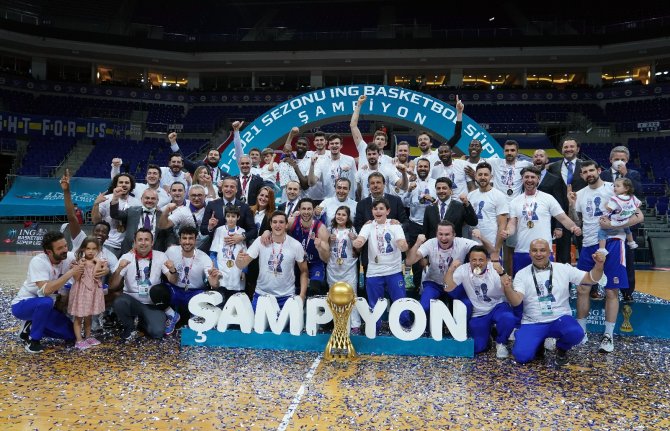 2020-2021 Basketbol Süper Ligi Şampiyonu Anadolu Efes Kupasını Aldı