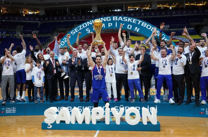 2020-2021 Basketbol Süper Ligi Şampiyonu Anadolu Efes Kupasını Aldı
