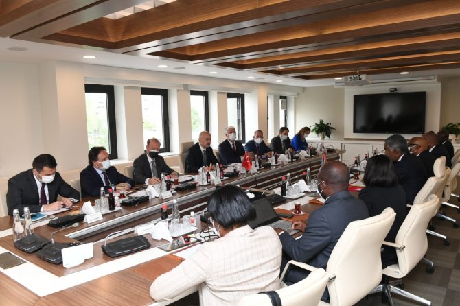 Bakan Karaismailoğlu, Angola Ulaştırma Bakanı Ricardo Viegas D’abreu İle Bir Araya Geldi