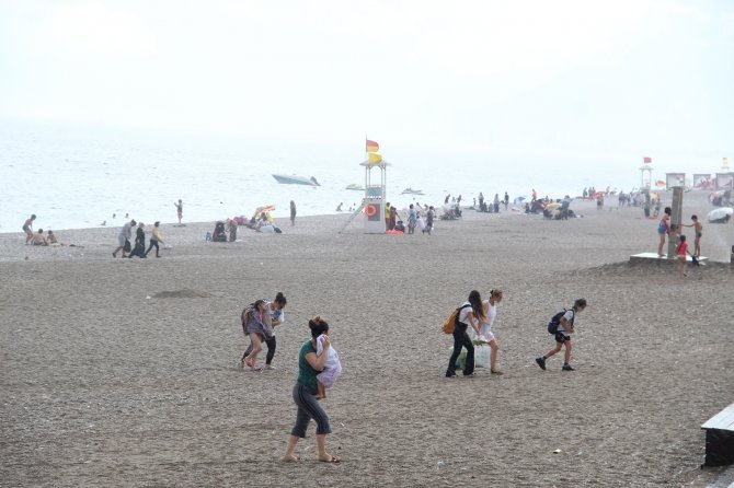 Dünyaca Ünlü Sahildeki Tatilcilere Yaz Yağmuru Sürprizi