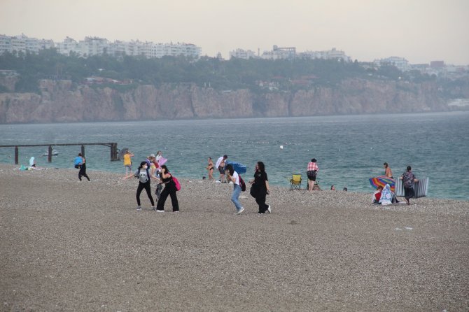 Dünyaca Ünlü Sahildeki Tatilcilere Yaz Yağmuru Sürprizi