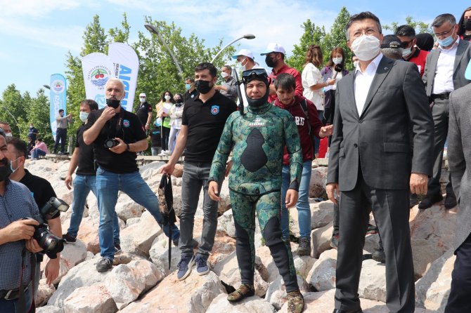 Belediye Başkanı, Dalgıç Kıyafeti Giyip Salya İçin Körfeze Daldı