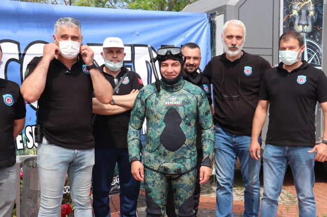 Belediye Başkanı, Dalgıç Kıyafeti Giyip Salya İçin Körfeze Daldı
