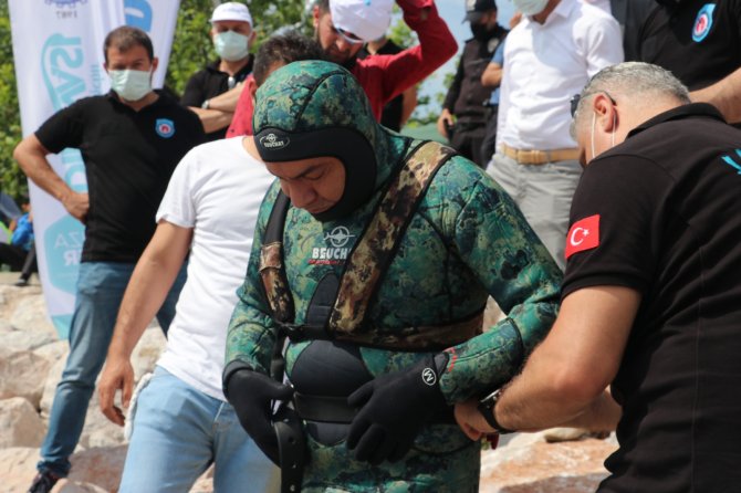 Belediye Başkanı, Dalgıç Kıyafeti Giyip Salya İçin Körfeze Daldı