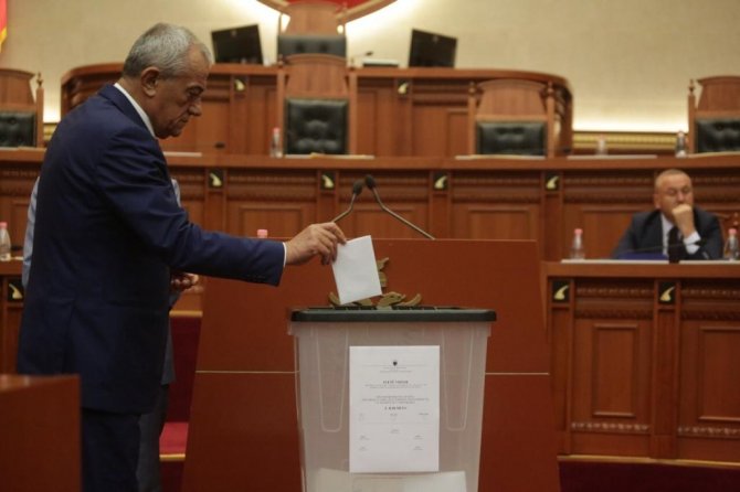 Arnavutluk Meclisinden, Cumhurbaşkanı Meta’nın Görevden Alınmasına Onay