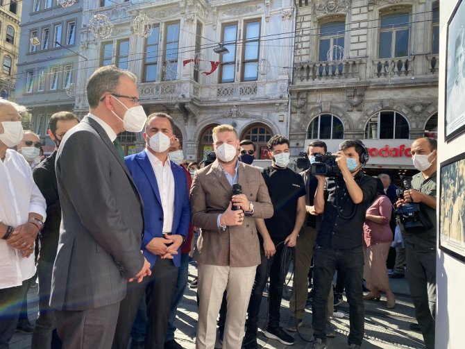 Bakan Kasapoğlu, Başkonsoloslarla “Altın Kalpli Eldiven” Sergisini Gezdi
