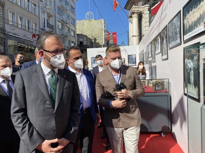 Bakan Kasapoğlu, Başkonsoloslarla “Altın Kalpli Eldiven” Sergisini Gezdi