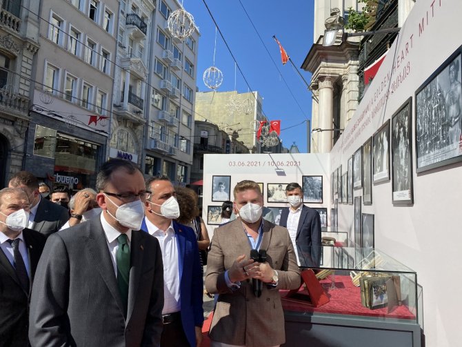 Bakan Kasapoğlu, Başkonsoloslarla “Altın Kalpli Eldiven” Sergisini Gezdi